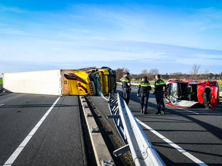 Vrachtwagen met bier gekanteld op N11, weg na uren weer open: twee gewonden 