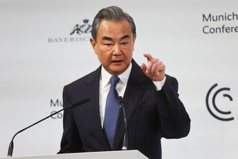 De hoogste topambtenaar van China, Wang Yi spreekt tijdens de Veiligheidsconferentie in München afgelopen weekeinde.  Beeld Reuters