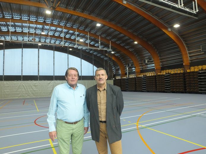 Schepen van Sport Norbert De Mey en sportfunctionaris Luc Van Praet na de vernieuwing van de sporthal in Palaestra in 2014.