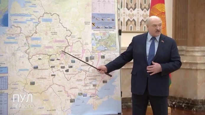 In het online geplaatste fragment van de meeting is te zien hoe de Wit-Russische president de kaart uitvoerig bespreekt.