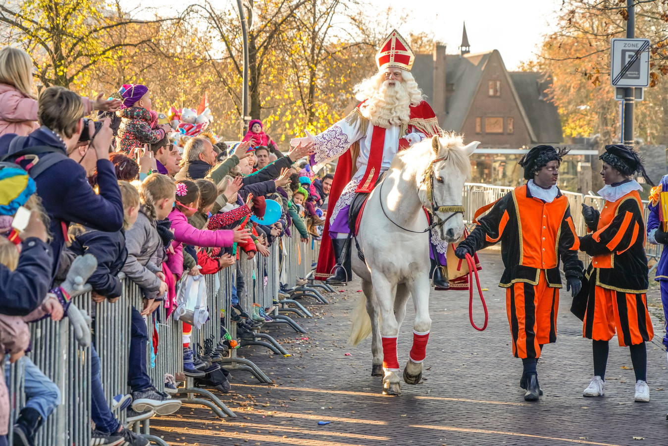 Intocht Sinterklaas in Zwolle zonder parade en met roetveegpiet Foto