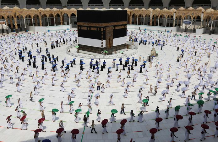 Par petits groupes, mené chacun par un guide, les fidèles ont entamé les rites du pèlerinage en procédant à sept circonvolutions autour de la "Kabaa", au coeur de la Grande mosquée de La Mecque.