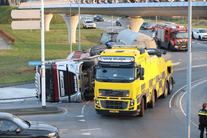 In Rosmalen kantelde een tankwagen vol mest.
