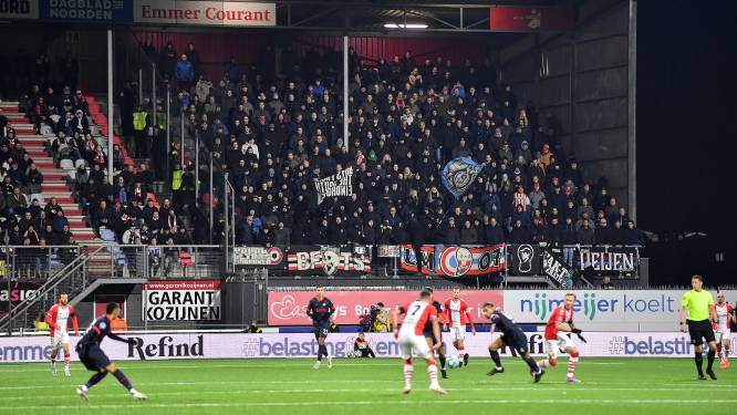 Brieven | Supporters steunen PSV in ijskoud Emmen tegen beter weten in | Facebook blocket printscreen met tepels