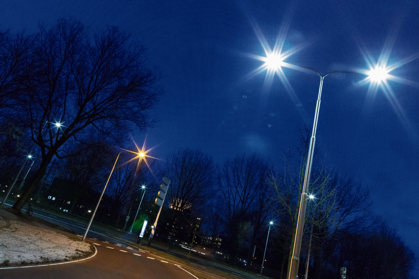 De oude straatverlichting wordt vervangen door energiezuinige led-verlichting.