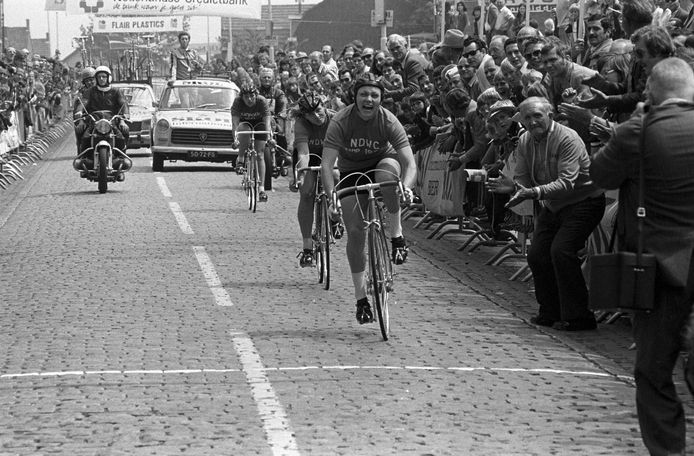 Hoogerheide: Huijbergseweg, Keetie van Oosten-Hage wint het Nederlands 
kampioenschap wielrennen 1974 bij de dames, achter haar Mini Nieuwenhuis-
Brinkhof