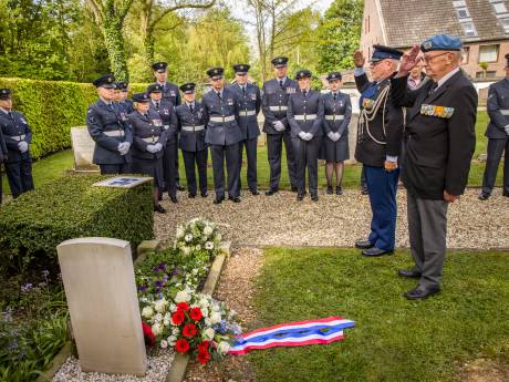 Bijzondere herdenking bij graf van Canadese piloot