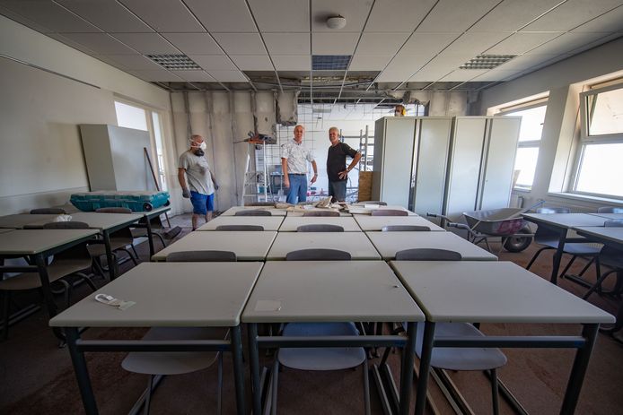 Een klaslokaal bij middelbare school RSG Tromp Meesters in Steenwijk wordt vergroot om zo meer ruimte te kunnen creëren tussen leerlingen en docenten in coronatijd.