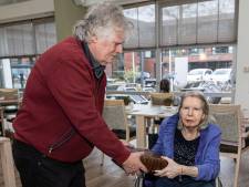 Bijbel van 300 jaar oud krijgt in Hellendoorn een nieuwe bestemming: ‘Geweldig om in handen te hebben’