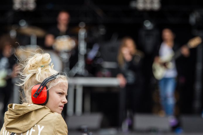 Veel jongeren gebruiken een vorm van gehoorbescherming als ze naar een concert gaan.