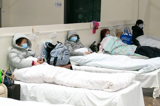 Besmette patiënten in een geïmproviseerd ziekenhuis in Wuhan.