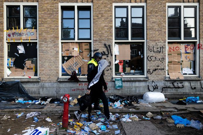 警察在阿姆斯特丹大学 (UvA) 的 Binnengasthuis 场地逮捕了一名抗议者。  (08/05/24)