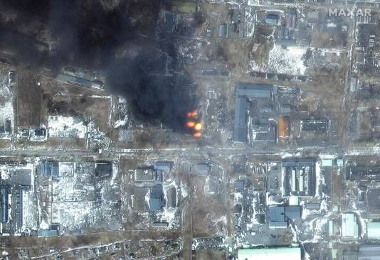 Een luchtbeeld van een vernielde industriezone in Marioepol. 