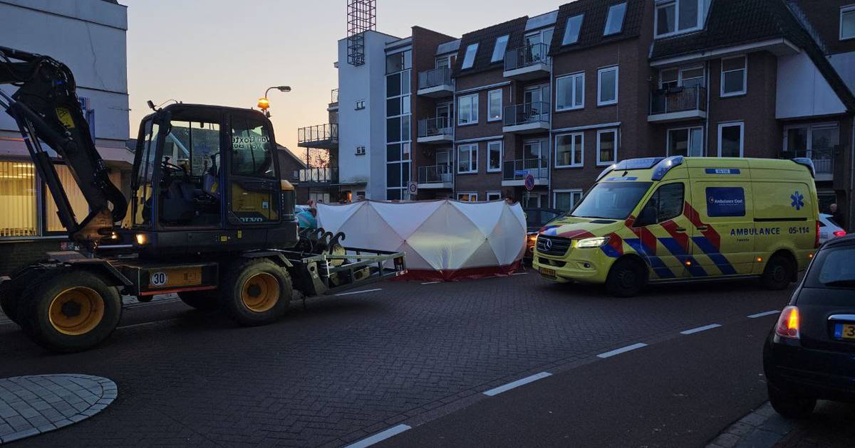 Fietser komt om het leven bij aanrijding met graafmachine in Haaksbergen.
