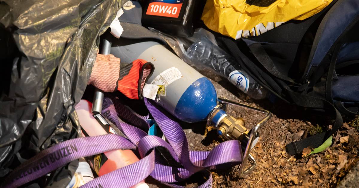 Bosch’ bedrijf duikt jaarlijks in duizend verkeersongevallen: ‘Ballonnen, ampullen, waterpijpen - we vinden van alles’.