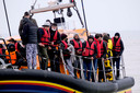 Migranten die het Kanaal hebben overgestoken, komen aan op een strand in Dungeness, in het Verenigd Koninkrijk.