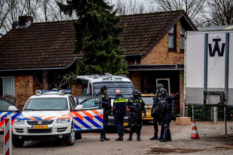 Een speciale eenheid van de politie bij een bedrijfspand op een industrieterrein in Utrecht, waar drugs en munitie werden aangetroffen. 
 Beeld Robin Utrecht / Hollandse Hoogte