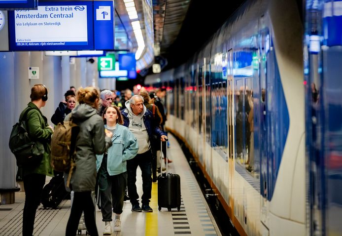 Reizigers op station Schiphol.