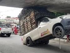 Coincée sous un pont à cause de son chargement
