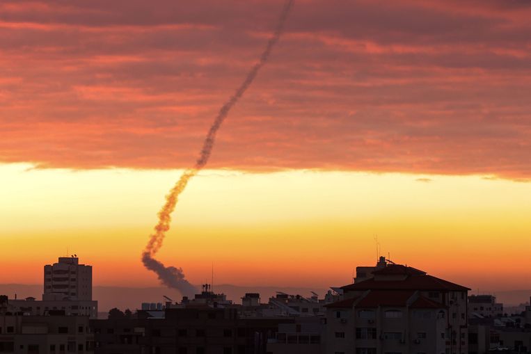 Een rookwolk boven Gaza na de raketaanvallen. Beeld AFP
