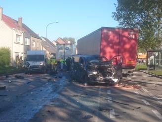 Twee vrachtwagens en 8 auto's betrokken bij zwaar ongeval in Oostende