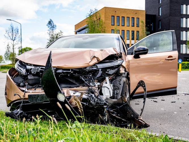 Flinke knal: twee auto's fors beschadigd bij botsing in Oosterhout 
