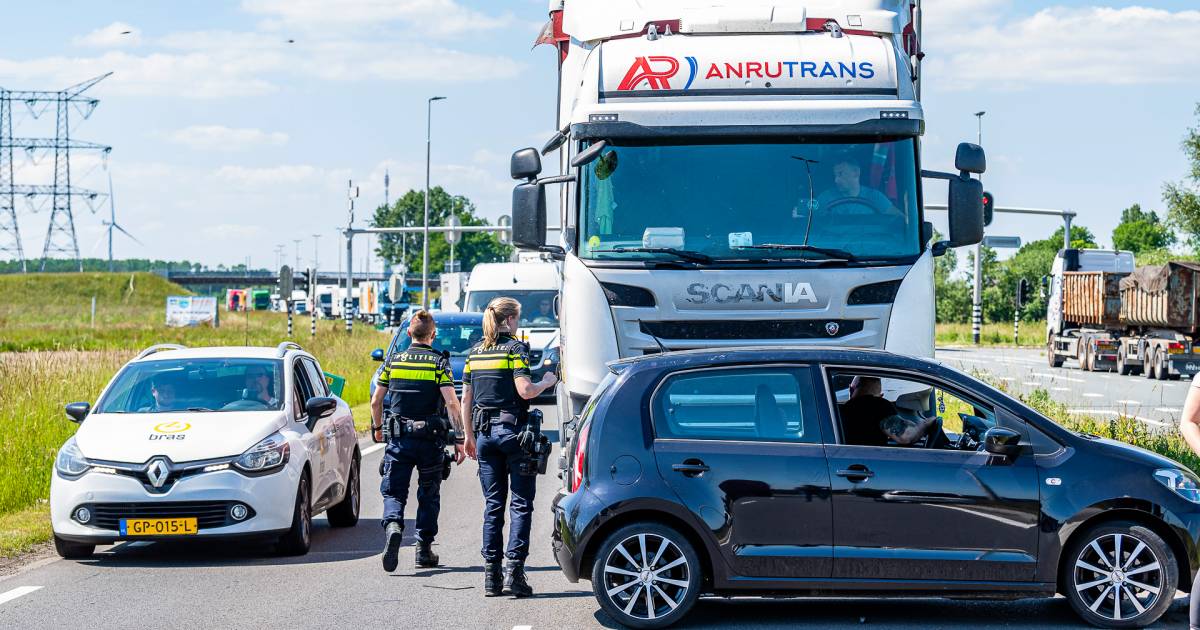 Vrachtwagen rijdt na botsing meters met auto tegen voorkant over Tilburgse weg.