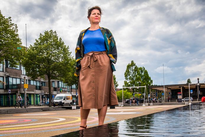 Stadsbouwmeester Jessica Hammarlund Bergmann op het Stationsplein in Enschede.