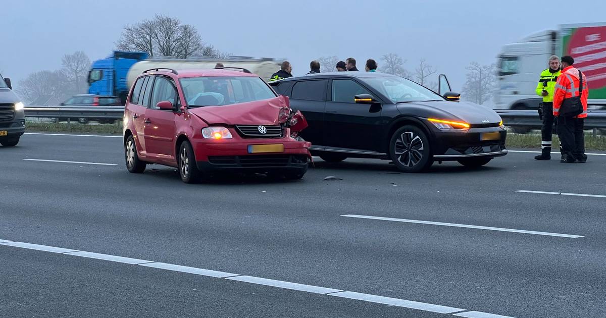 Ongeluk met twee autos op A1 bij Wilp tijdens ochtendspits.
