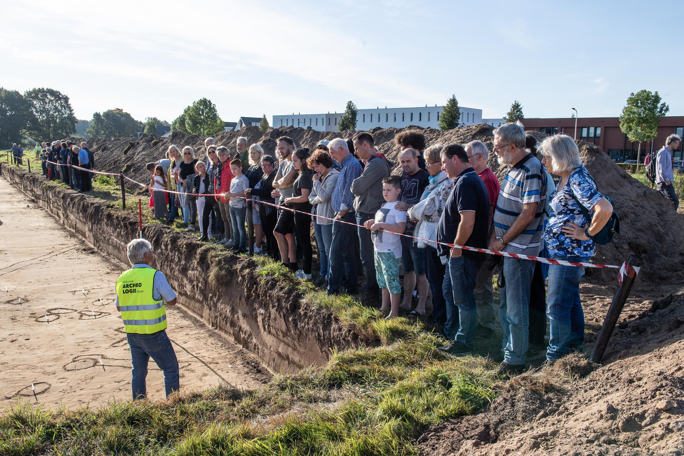 Evert Ulrich geeft uitleg aan bezoekers van de archeologische opgravingen in de nieuwbouwwijk Slangenbeek.