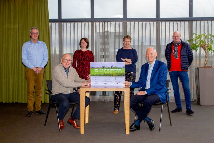 Rudi Crombeen (Bibliotheek Zeeuws-Vlaanderen), Gerard Langeraert (Elevantio),  Sonja Suij (gemeente Terneuzen), Rianne Vons (Kinderopvang Zeeuws-Vlaanderen), René Smit (ZorgSaam) en Cees de Bruijn (Stichting Dorpshuis Hoek) ondertekenden maandag een intentieovereenkomst voor mfa Hoek.