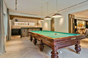 Poolzaal en bar in de villa aan de Hondsbergselaan in Oisterwijk.