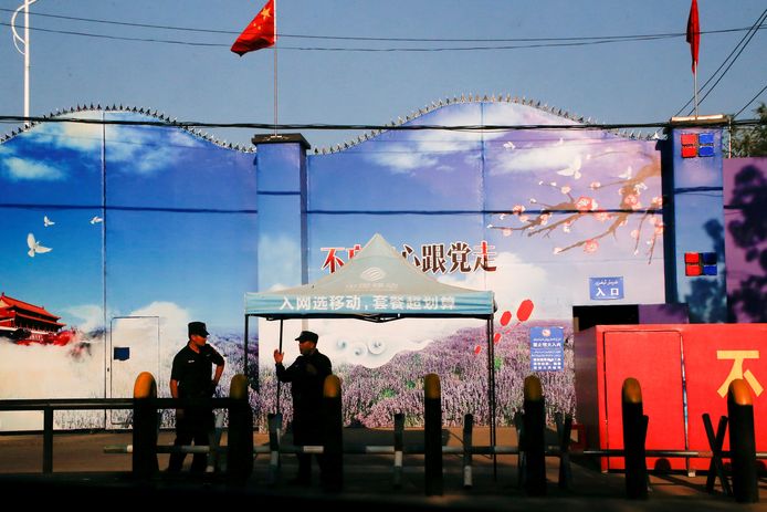 De muurschildering lijkt iets heel anders te ensceneren, maar dit is de ingang van een interneringskamp voor Oeigoeren in Huocheng in Xinjiang, een 'opvoedingskamp' volgens de Chinese overheid. (foto uit 2018)