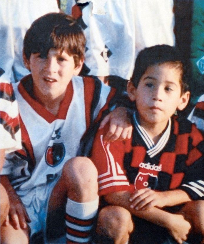 Messi (l) bij het Argentijnse Newells Old Boys uit Rosario.