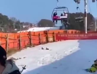 Bizarre beelden tonen hoe tientallen skiërs in paniek uit stoeltjeslift springen
