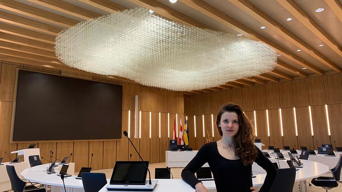 Fransje Gimbrère voor haar kunstwerk 'Cirrus' in de nieuwe raadszaal van het Tilburgse gemeentehuis.