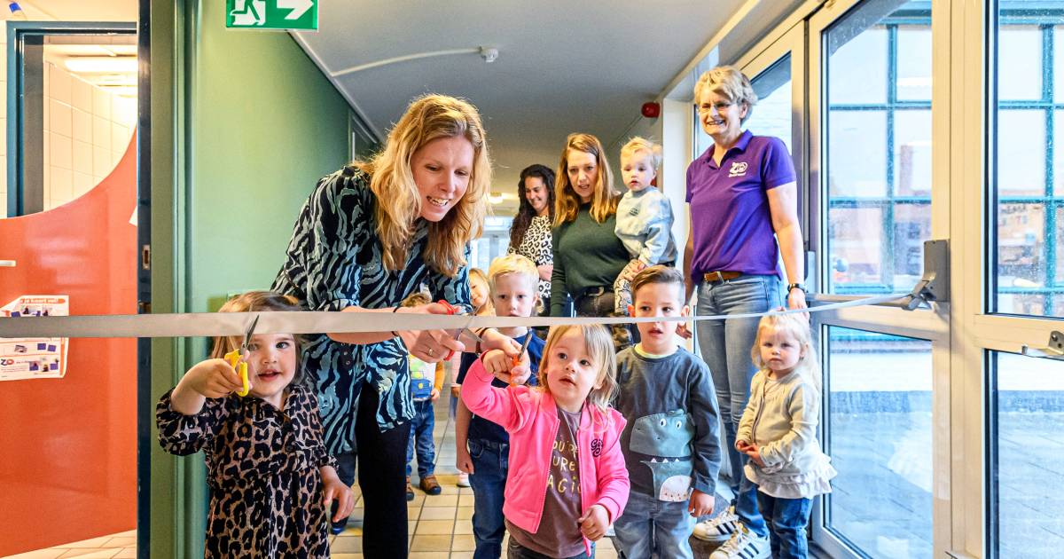 Kinderchampagne om nieuwe peutergroep in Nieuw-Vossemeer te vieren