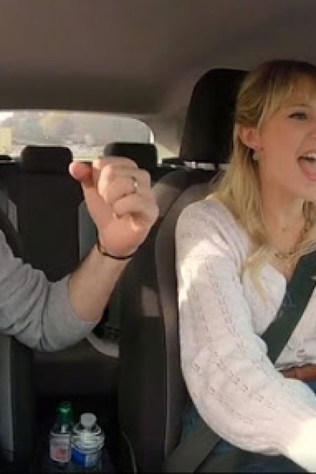Angèle prend une leçon de conduite dans le “Carpool Karaoke”