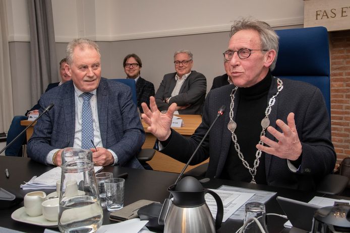 Laatste raadvergadering voor waarnemend burgemeester Harrie Nuijten. Jan van de Wouw (r) heeft zojuist de ambtsketen overgenomen van de afscheid nemende burgervader tijdens zijn laatste gemeenteraad als voorzitter.