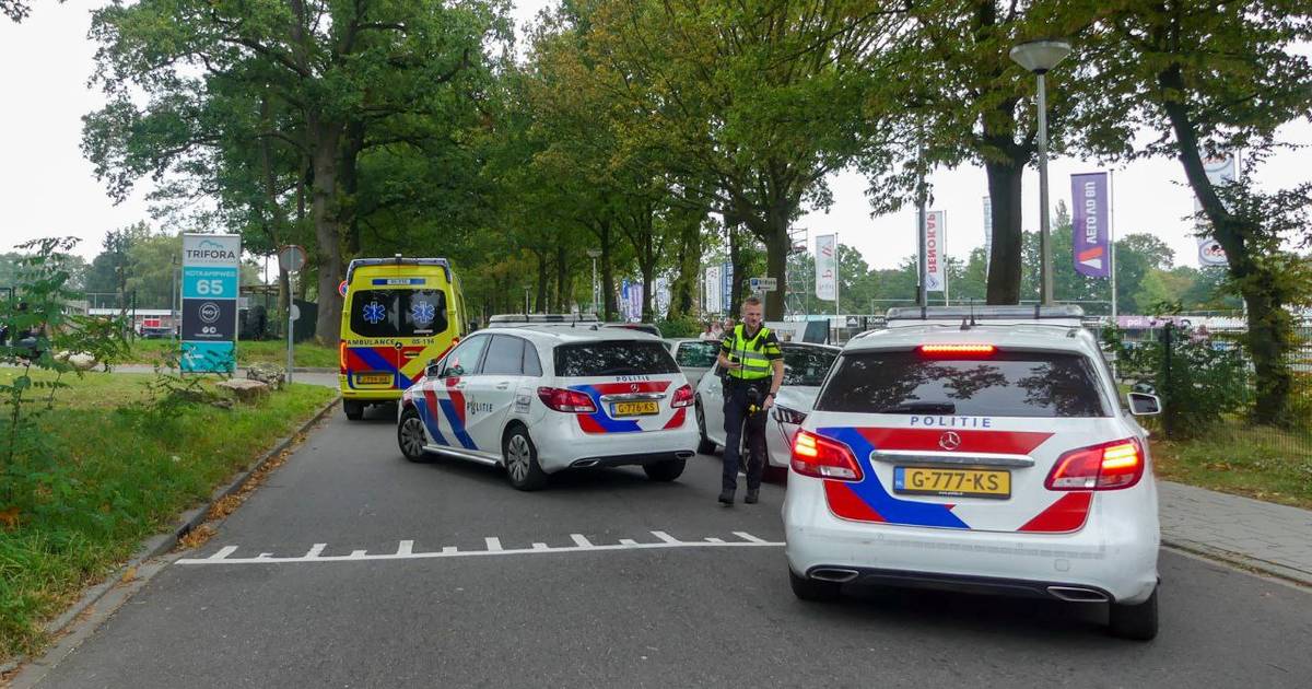Scooter breekt in tweeën na botsing met auto in Apeldoorn, brokstukken verspreid over de weg.
