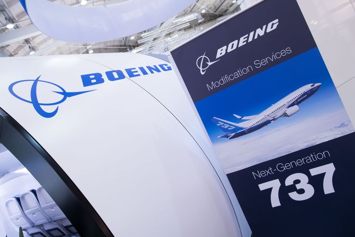 Voor Boeing komt die crisis nog bovenop de problemen die het bedrijf al had met zijn 737 Max-vliegtuigen, die na twee crashes met 346 dodelijke slachtoffers aan de grond staan.