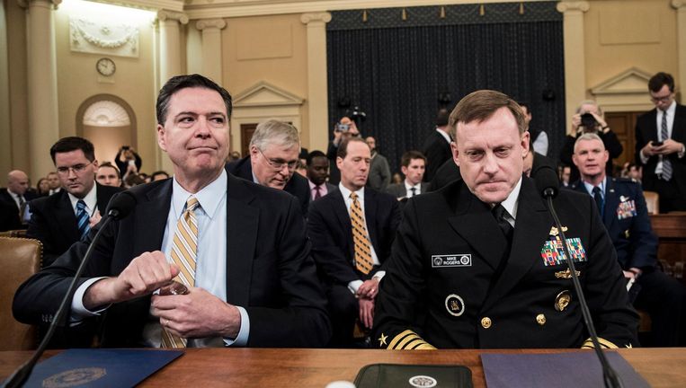 FBI-directeur James Comey (links) en Michael Rogers, directeur van de NSA maandag bij de hoorzitting van de inlichtingencommissie. Beeld Getty Images