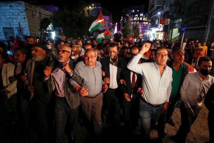 Palestijnen in Ramallah op de Westelijke Jordaanoever gingen donderdagavond de straat op om president Mahmoud Abbas op te roepen om de verkiezingen toch op de geplande datum te laten doorgaan.