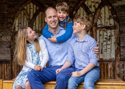 Prins William en zijn drie kinderen poseren samen in het blauw in nieuwe foto voor Vaderdag