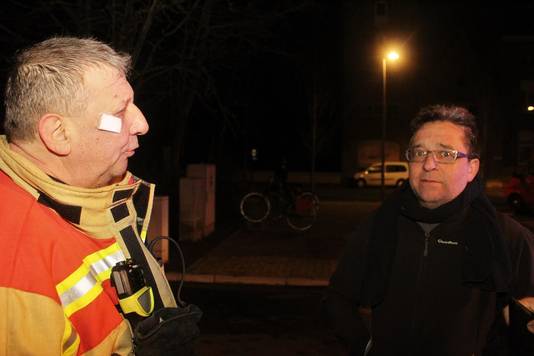 De burgemeester in gesprek met brandweermajoor Frank Vanhixe.