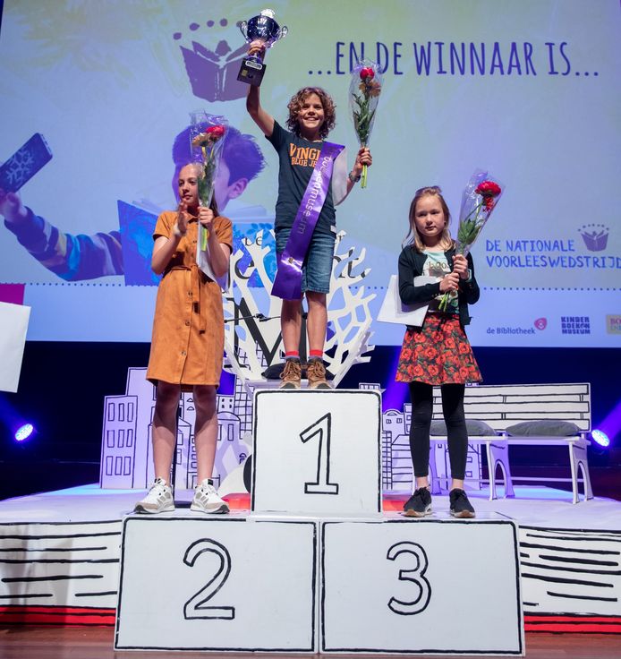 Resa van Meer (rechts) op het podium.