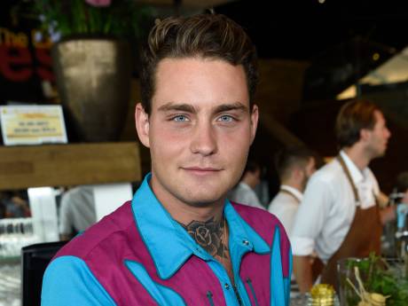 Vrijgezelle Douwe Bob adviseert vrouwen hem met rust te laten: ‘Je kan me niet aan’