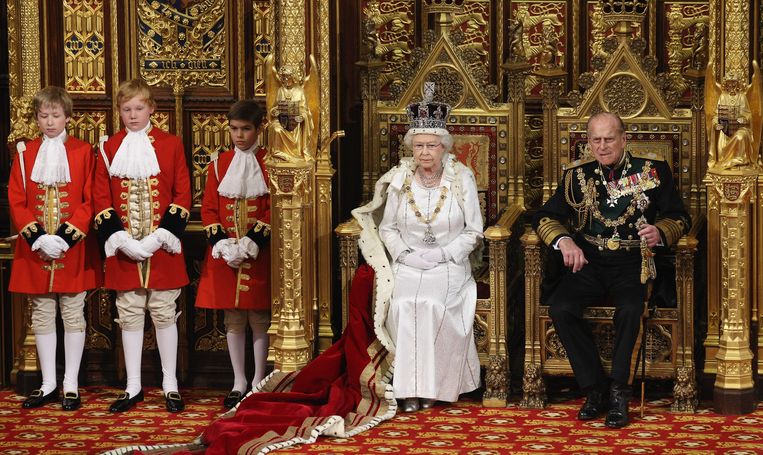 Elizabeth, hier nog met haar echtgenoot Philip in 2012, presenteert de plannen van een nieuwe regering in het Britse Hogerhuis. Beeld Getty Images