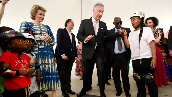 Quand le roi Philippe s’essaie au skate, sous le regard inquiet de la reine Mathilde