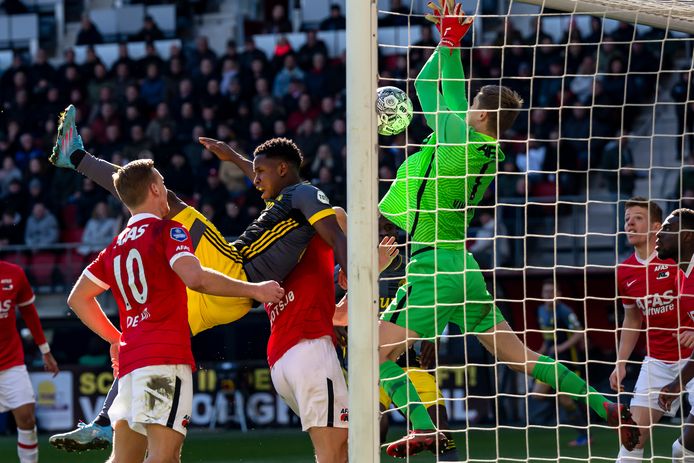AZ-keeper Peter Vindahl kan de bal niet vasthouden, net voor de 2-1.